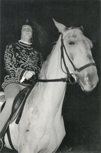 501941 Portret van Hubrecht heer van Vianen op zijn schimmel, gespeeld door het gemeenteraadslid J.W. de Jong, tijdens ...